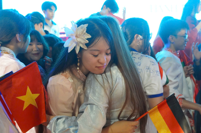 Các đại biểu bịn rịn lúc chia tay.