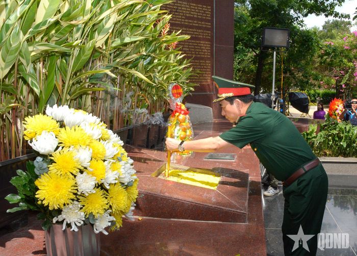 Đại tướng Phan Văn Giang dâng hương tại Tượng đài Tổng Bí thư Trần Phú. 