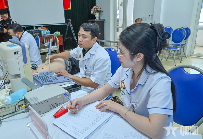 Bác sĩ tiến hành siêu âm cho người dân. 