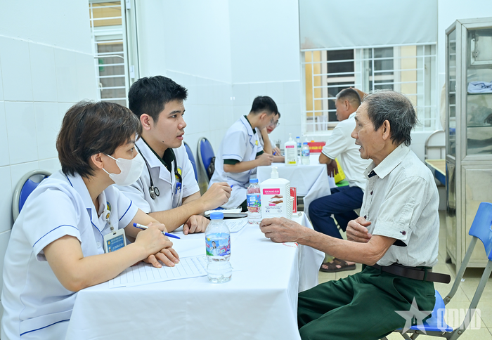 Người dân thông tin tình hình sức khỏe với các y, bác sĩ. 