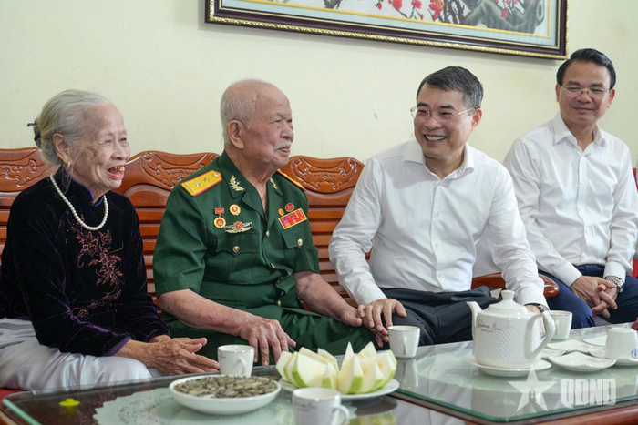  Thủ tướng Chính phủ Lê Minh Hưng thăm, tặng quà gia đình thương binh Phí Hương Dũng ở tổ dân phố Văn Minh, phường Điện Biên Phủ, tỉnh Điện Biên. 