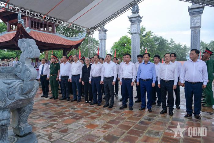 Thủ tướng Chính phủ Lê Minh Hưng và đoàn công tác Trung ương, đại biểu tỉnh Điện Biên dâng hương tại Nhà tưởng niệm Chủ tịch Hồ Chí Minh. 
