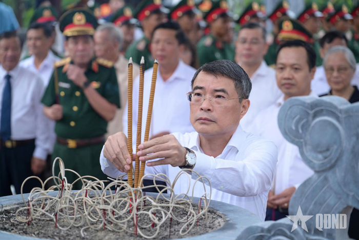  Thủ tướng Chính phủ Lê Minh Hưng dâng hương tại Nhà tưởng niệm Chủ tịch Hồ Chí Minh. 