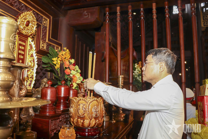  Thủ tướng Chính phủ Lê Minh Hưng dâng hương tại Đền thờ Liệt sĩ tại chiến trường Điện Biên Phủ. 