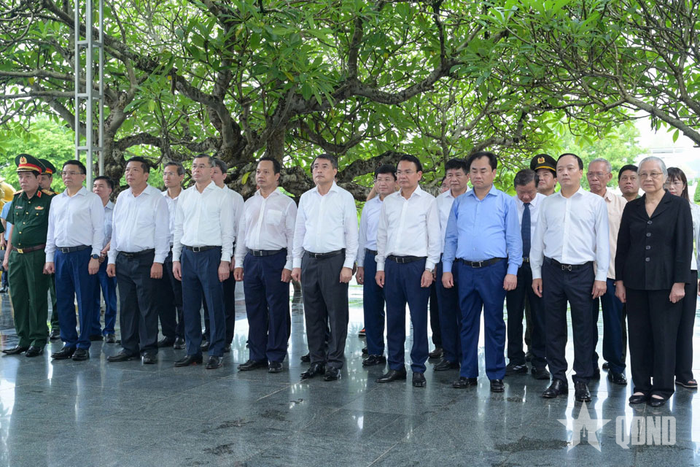  Thủ tướng Chính phủ Lê Minh Hưng cùng đoàn công tác Trung ương, đại biểu tỉnh tưởng niệm các anh hùng liệt sĩ tại Nghĩa trang Liệt sĩ quốc gia A1. 