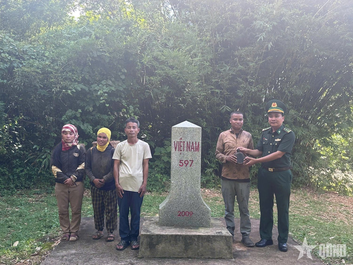 Đồn Biên phòng Hướng Phùng tiếp nhận thông tin về mộ liệt sĩ cùng di vật từ gia đình ông Hồ Văn Vang.