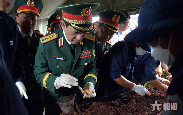 Đại tướng Phan Văn Giang cùng các đại biểu kiểm tra công tác quy tập hài cốt liệt sĩ. 