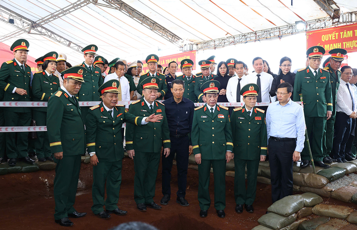 Đại tướng Phan Văn Giang cùng các đại biểu tại vị trí quy tập hài cốt liệt sĩ. 