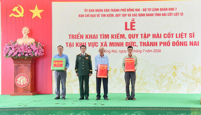 Đại tướng Phan Văn Giang trao quà tặng lực lượng thực hiện nhiệm vụ và các nhân chứng. 