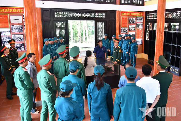 Tham quan Nhà truyền thống tại Khu lưu niệm.