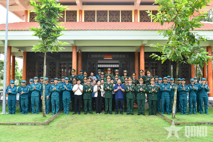 Đoàn công tác chụp ảnh lưu niệm.