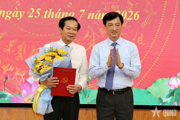 Đồng chí Nguyễn Duy Ngọc trao quyết định và tặng hoa chúc mừng đồng chí Đỗ Thanh Bình (bên trái) giữ chức Bí thư Thành ủy Cần Thơ nhiệm kỳ 2025-2030.
