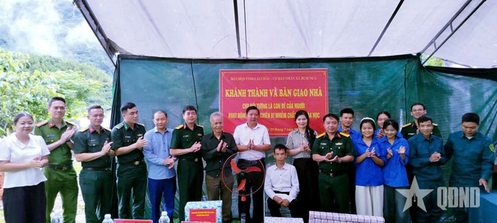 Đại biểu chúc mừng và chụp ảnh lưu niệm cùng gia đình ông Chim Văn Ngạch.