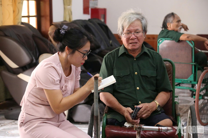 Thương binh Trần Viết Sáng kể về những kỷ niệm chiến trường.