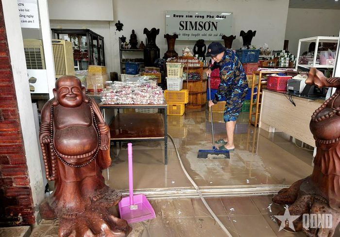 Hỗ trợ người dân dọn dẹp bùn đất, vệ sinh nhà cửa.