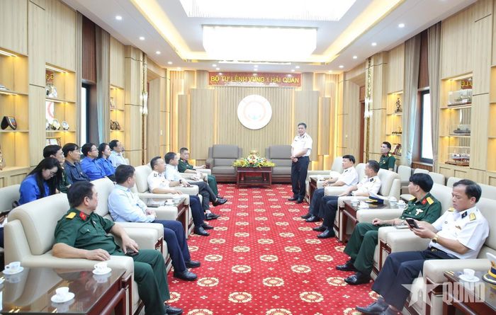  Thủ trưởng Vùng 1 Hải quân làm việc với đoàn công tác. 