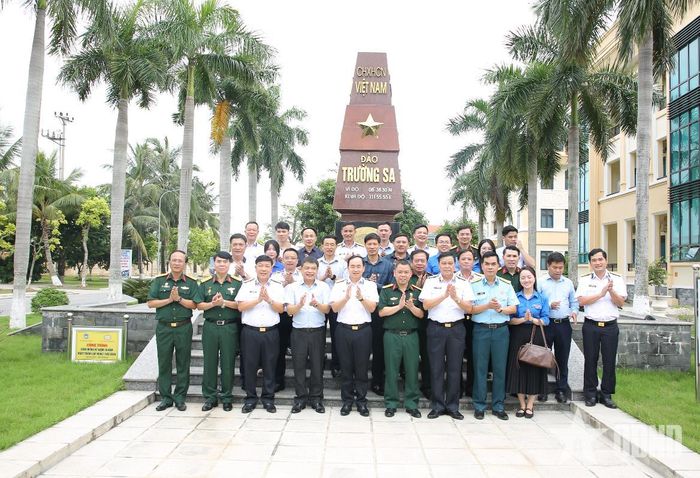 Đoàn công tác chụp ảnh tại Cột mốc Trường Sa tại Vùng 1 Hải quân.
