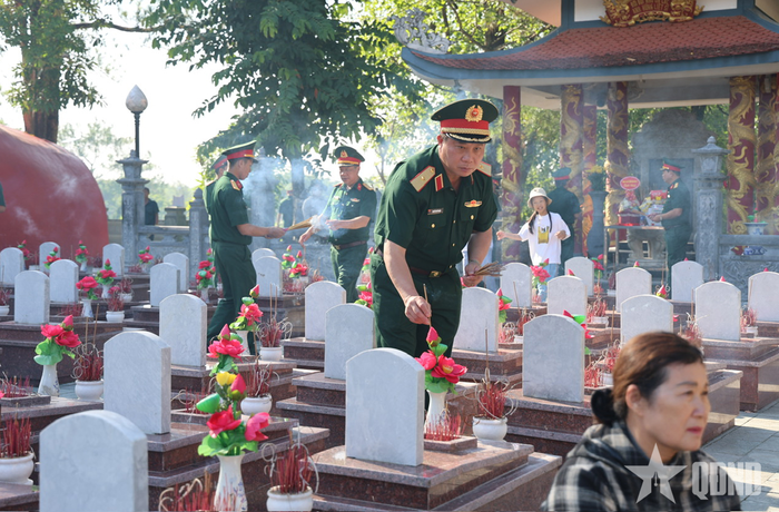 Thiếu tướng Nguyễn Hữu Ngọc, Tư lệnh Binh đoàn 12 thắp hương tại Nghĩa trang Liệt sĩ Quốc gia Trường Sơn.