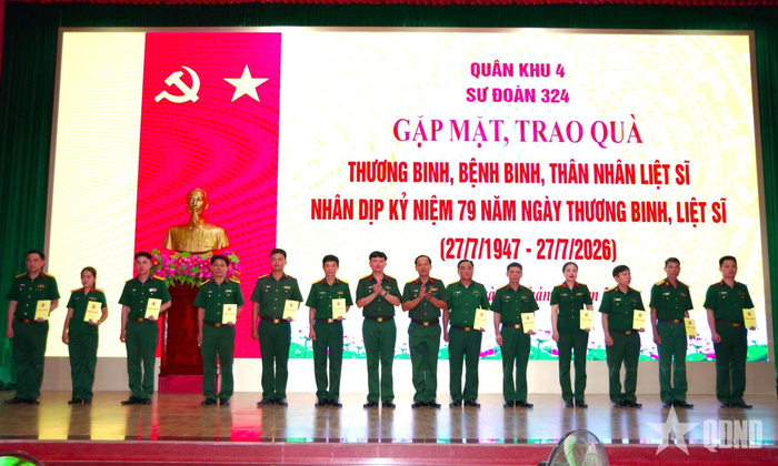 Sư đoàn 324 gặp mặt, trao quà gửi tới cán bộ, chiến sĩ là con thương binh, bệnh binh, thân nhân liệt sĩ đang công tác tại đơn vị.