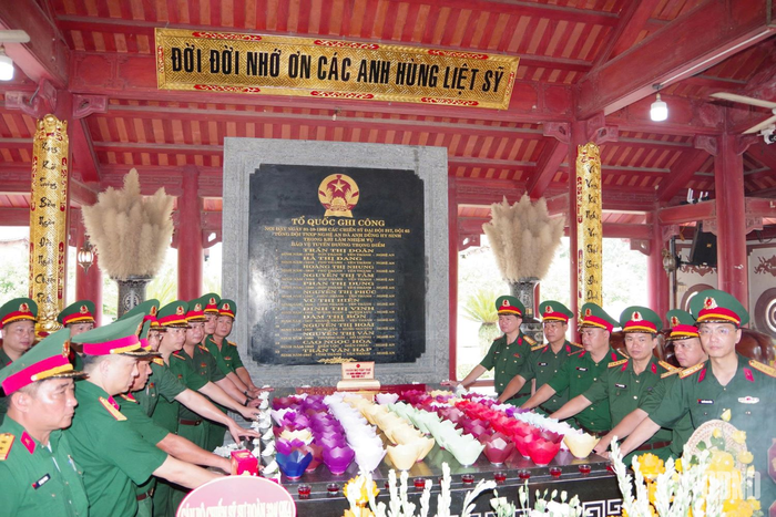 Sư đoàn 324 dâng hương tri ân tại Khu di tích lịch sử quốc gia Truông Bồn.