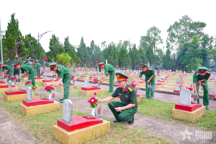 Cán bộ, chiến sĩ dâng hương tưởng niệm tại Nghĩa trang Liệt sĩ Việt - Lào, tỉnh Nghệ An.