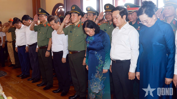  Các đại biểu dâng hương tưởng niệm Anh hùng liệt sĩ Công an nhân dân Bùi Thị Cúc.