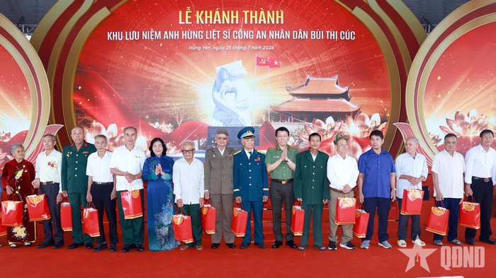  Chủ tịch Ủy ban Trung ương MTTQ Việt Nam Bùi Thị Minh Hoài và Đại tướng Lương Tam Quang trao quà tặng các thương binh, bệnh binh của xã Xuân Trúc.