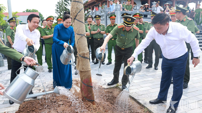  Các đại biểu trồng cây lưu niệm.