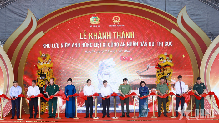  Các đại biểu cắt băng khánh thành Khu lưu niệm Anh hùng liệt sĩ Công an nhân dân Bùi Thị Cúc. 