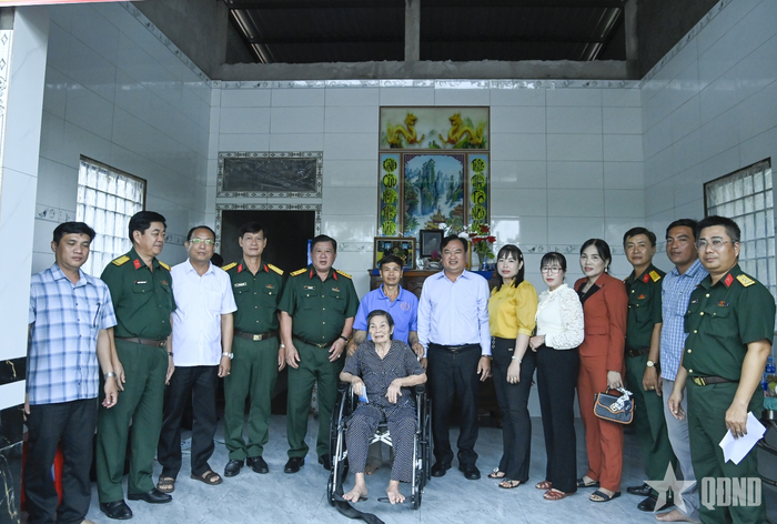Các đại biểu chụp ảnh lưu niệm.