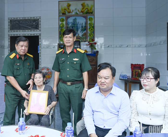 Đại tá Lê Hoàng Giữ, Phó chủ nhiệm Chính trị Quân khu 9 trao Quyết định bàn giao nhà tình nghĩa tặng gia đình bà Phạm Thị Buội, thể hiện sự quan tâm, tri ân đối với gia đình có công với cách mạng.