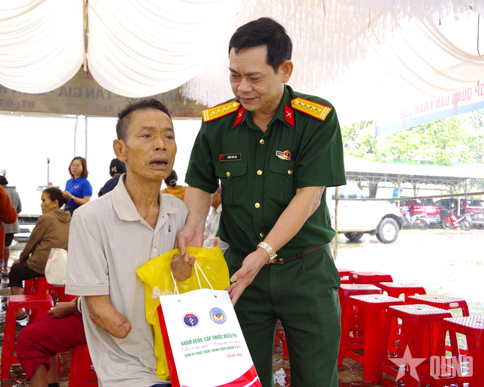 Đại tá Trần Văn Tài, Bí thư Đảng ủy, Chính ủy Bệnh viện Quân y 211 trao quà tặng người dân bị tai nạn lao động.