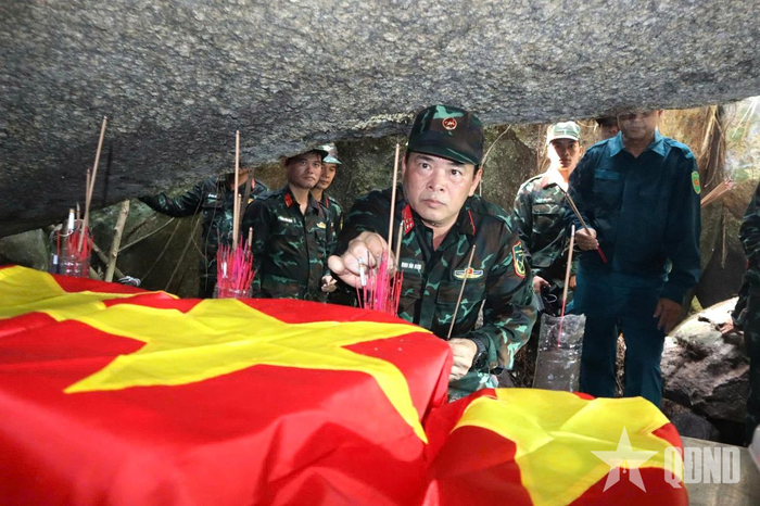 Đại tá Đinh Văn Hưng, Chính ủy Bộ chỉ huy Quân sự TP Đà Nẵng cùng các đồng chí trong đội quy tập thắp hương tưởng niệm các liệt sĩ.