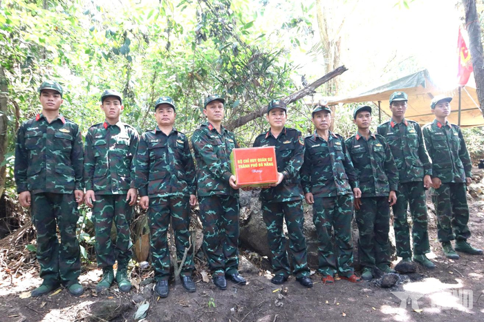  Đại tá Đinh Văn Hưng, Chính ủy Bộ CHQS TP Đà Nẵng trao quà tặng các lực lượng tìm kiếm hài cốt liệt sĩ tại hang Đá Sập. 