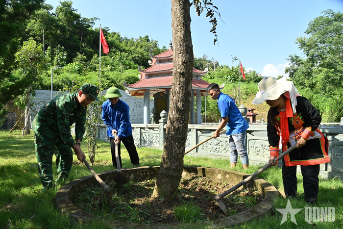  Tu sửa, chỉnh trang khuôn viên nhà bia ghi danh anh hùng liệt sĩ là hoạt động thường xuyên của cán bộ, chiến sĩ Bộ đội Biên phòng tỉnh Lai Châu và thanh niên địa phương.