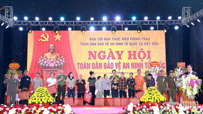 Lãnh đạo Bộ Công an trao quà tặng các gia đình chính sách. 