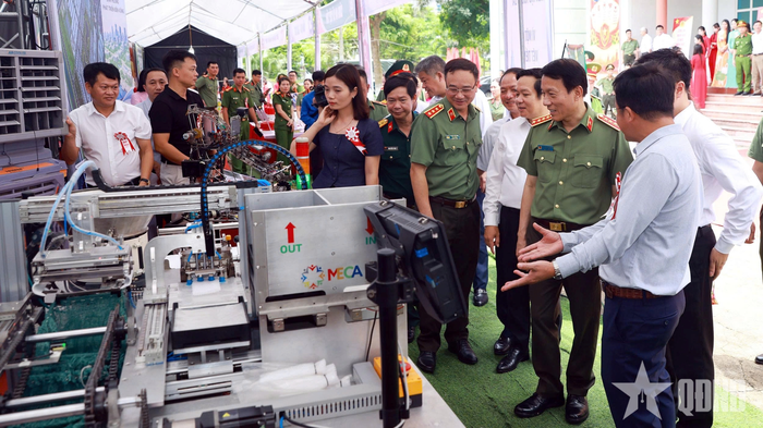Các đại biểu tham quan khu trưng bày tại Ngày hội toàn dân bảo vệ an ninh Tổ quốc tại xã Việt Tiến.