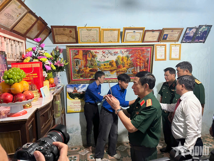 Đại tướng Phan Văn Giang thắp hương tưởng niệm liệt sĩ tại gia đình ông Nguyễn Văn Sự ở xã Nhân Cơ, tỉnh Lâm Đồng. 