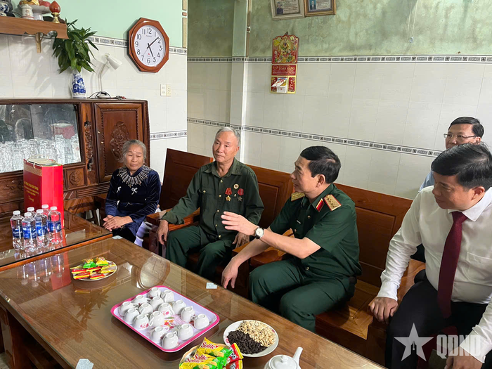 Đại tướng Phan Văn Giang thăm gia đình bệnh binh Trương Văn Trường tại xã Nhân Cơ, tỉnh Lâm Đồng.