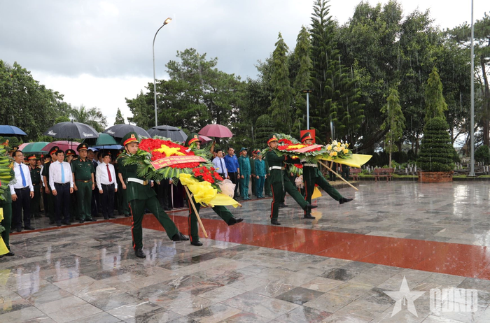  Lễ dâng hoa tưởng niệm các anh hùng liệt sĩ tại Nghĩa trang Liệt sĩ Đắk Nông, phường Bắc Gia Nghĩa, tỉnh Lâm Đồng.