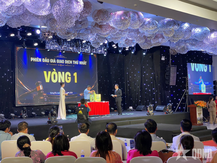 Đại diện các doanh nghiệp, hợp tác xã bỏ phiếu kín đấu giá lô sầu riêng vòng 1.