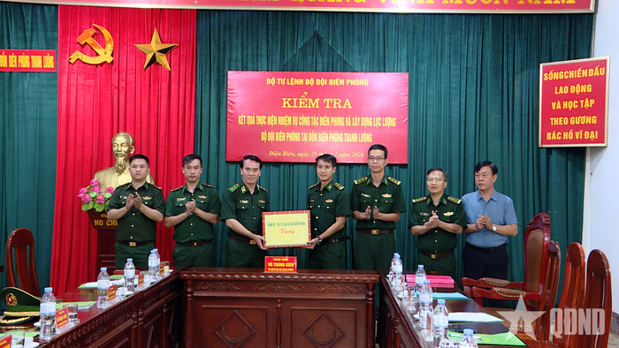  Thủ trưởng Bộ tư lệnh Bộ đội Biên phòng tặng quà động viên cán bộ, chiến sĩ Đồn Biên phòng Thanh Luông.