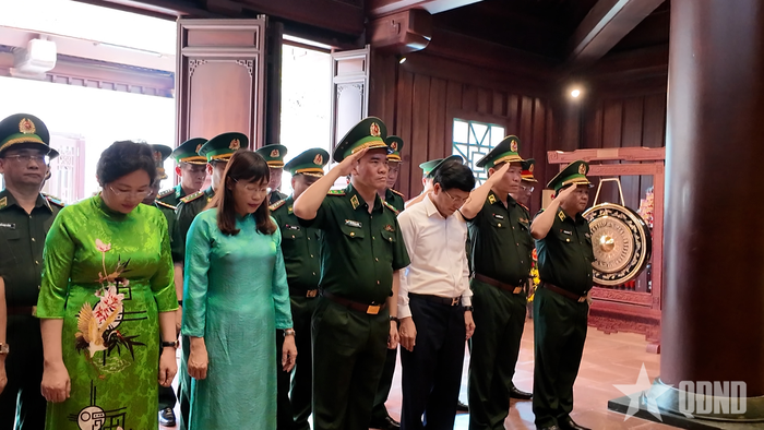  Khắc ghi sự hy sinh của các anh hùng liệt sĩ, đoàn công tác nguyện phát huy truyền thống lực lượng, phẩm chất Bộ đội Cụ Hồ bảo vệ vững chắc chủ quyền biên giới quốc gia.