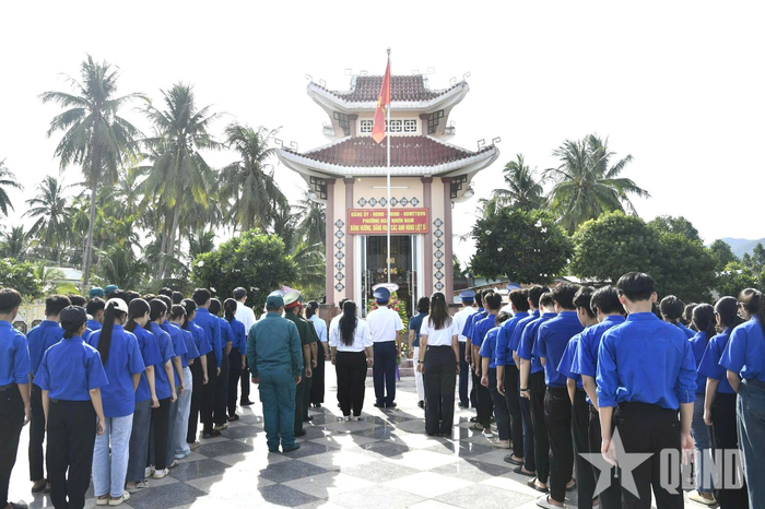  Đoàn công tác Vùng Cảnh sát biển 2, chính quyền địa phương cùng đoàn viên, thanh niên tưởng niệm các anh hùng liệt sĩ tại phường Hoài Nhơn Nam. 