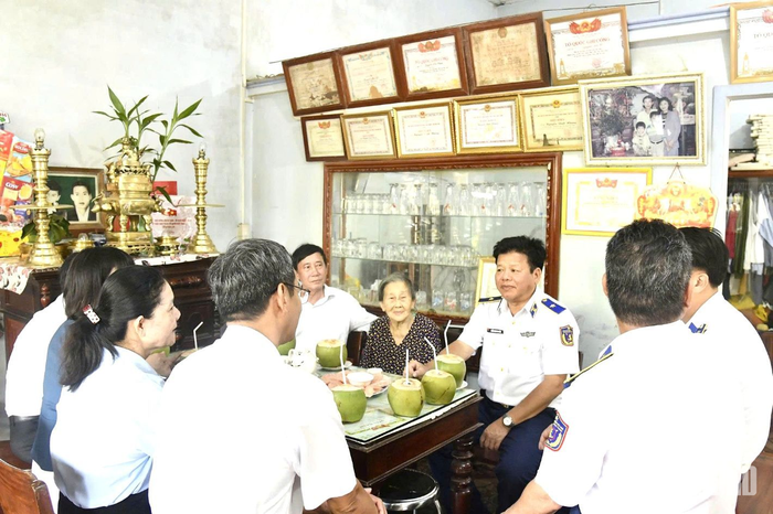  Đoàn công tác đến thăm, tặng quà tri ân Bà mẹ Việt Nam anh hùng Từ Thị Nghiệm tại phường Hòa Nhơn Nam. 