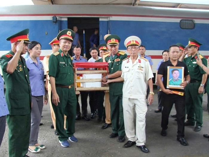 Ngành đường sắt phối hợp với Hội Hỗ trợ gia đình liệt sĩ Việt Nam trên hành trình đưa các liệt sĩ trở về quê hương.