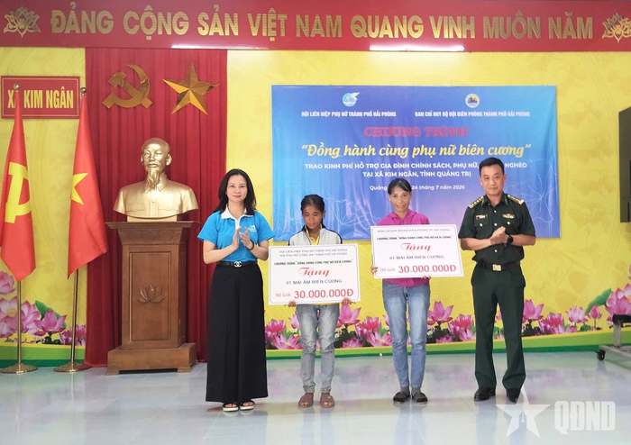 Đoàn công tác trao tặng nhà “Mái ấm biên cương”.
