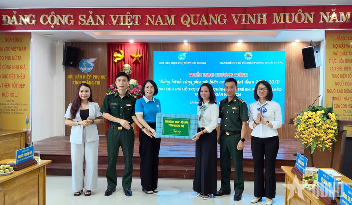 Các đơn vị đồng hành trao quà tặng hỗ trợ trong chương trình.
