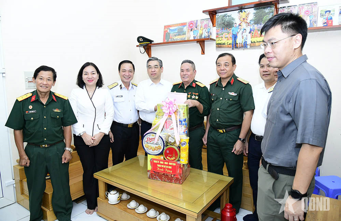 Đồng chí Nguyễn Phước Lộc và đoàn công tác thăm, tặng quà gia đình chính sách tại Côn Đảo.