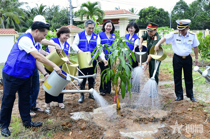Các đại biểu thực hiện mô hình "Vườn cây Đại đoàn kết".